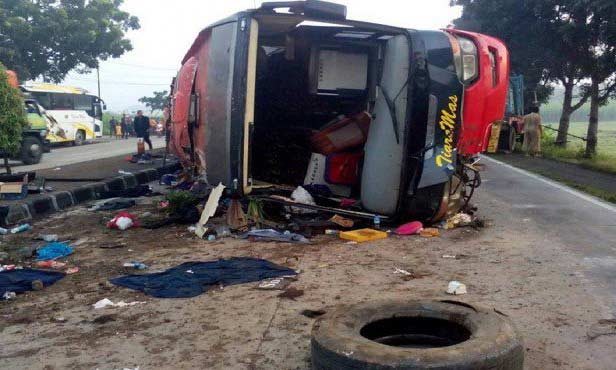 Kondisi Bus Tiara Mas yang ditumpangi rombongan perangkat desa Kecamatan Sukodono, Kabupaten Sidoarjo terguling di Kudus, Jawa Tengah, Minggu (8/5) dinihari. foto: ist