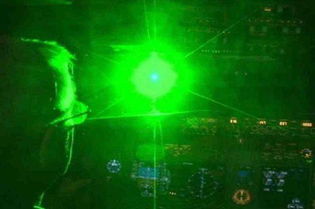 Pandangan di ruang pilot ketika sinar laser hijau menyerang. foto: mirror.co.uk