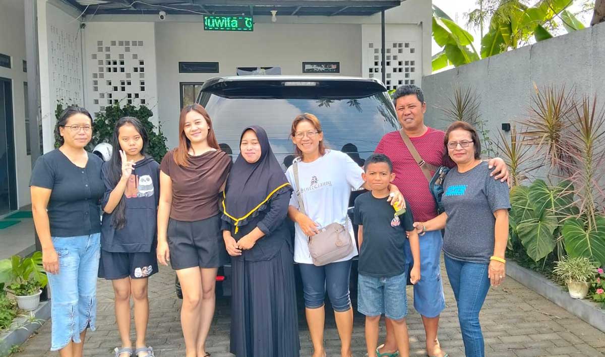 Pengunjung Juwita Guest House di Kota Batu ketika foto bersama.

