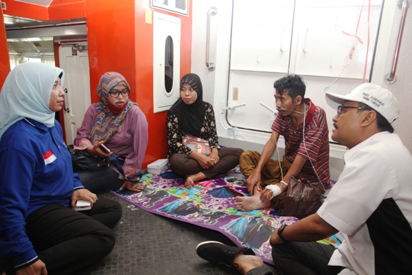 Wagub Jatim Saifullah Yusuf menemui salah satu penumpang kapal cepat ekspress bahari  yang sedang mengalami sakit asma. Foto: YUDI/BANGSAONLINE