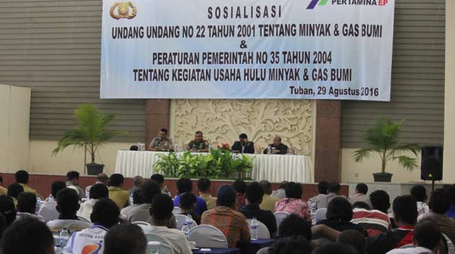 Suasana sosialisasi dari Pertamina EP pada para perengkek dan penambang tradisional. foto: SUWANDI/ BANGSAONLINE