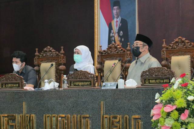 Gubernur Jawa Timur Khofifah Indar Parawansa saat membacakan Nota Keuangan Raperda Pertanggungjawaban APBD Provinsi Jatim TA. 2020 dalam Sidang Paripurna di DPRD Provinsi Jatim, Senin (14/6). foto: ist