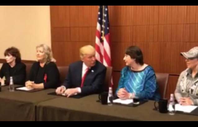 Donald Trump membongkar kasus Bill Clinton yang dituding pernah melakukan kekerasan seksual kepada wanita. Tampak empat wanita yang dianggap korban kekerasan seksual Clintong di bawa Trump dalam kampanye dan jumpa pers. foto: facebook trump/ liputan6.com