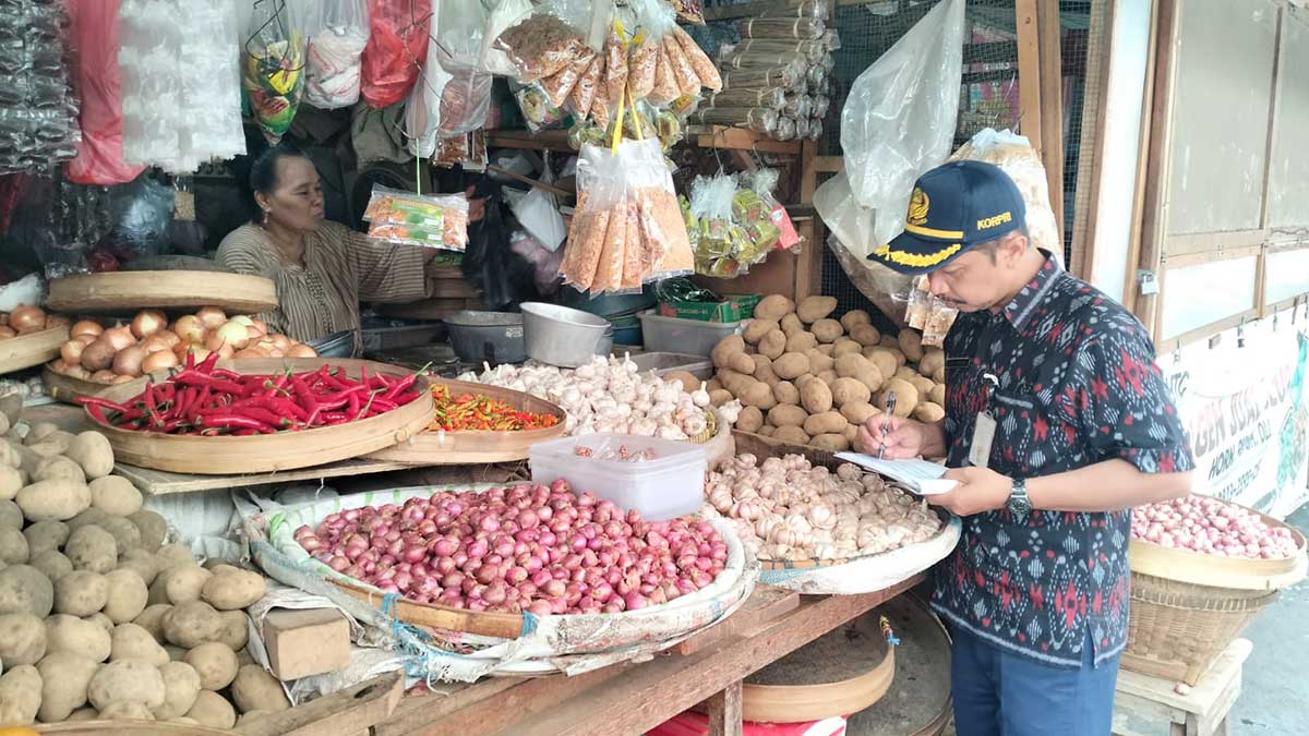 Seorang petugas DKPP Kota Kediri saat mengecek harga komoditi di Pasar Setono Betek. Foto: Ist
