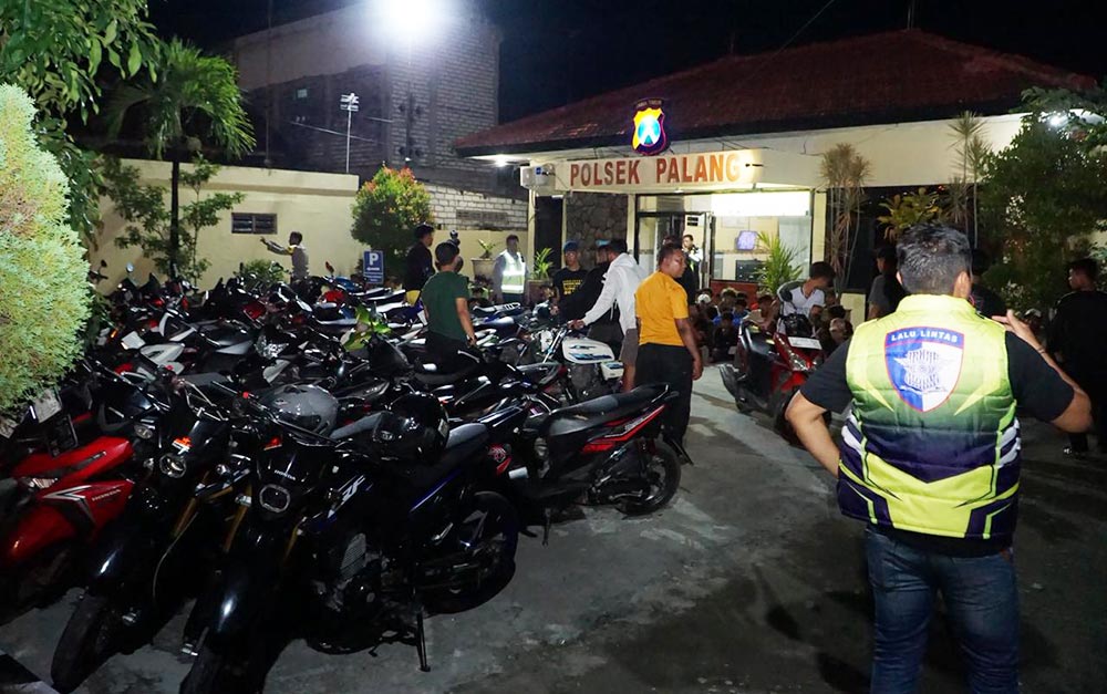 Puluhan kendaraan saat diamankan di Mapolsek Palang sebelum dipindahkan ke Mapolres Tuban.