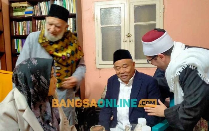 Prof Dr KH Asep Saifuddin Chalim bersama para ulama Universitas Al Azhar Mesir. Tampak Syaikh Abdul Aziz Sahawi (berdiri, bersurban warna emas dan berkopiah hitam), Prof Dr KH Asep Saifuddin Chalim, MA (duduk jas hitam) dan istrinya, Nyai Hj Alif Fadhilah serta Syaikh Ala