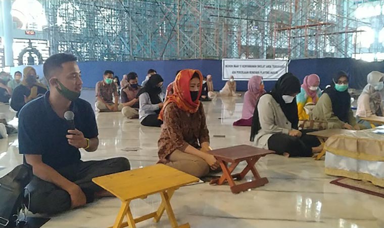 Para milenial saat ikrar dua kalimat syahadat di Masjid Nasional Al-Akbar Surabaya, Jumat (16/10/2020). foto: mma/ bangsaonline.com