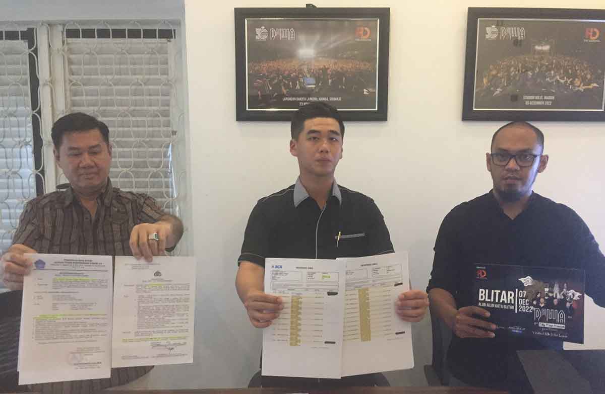Owner FHD Enterprise bersama kuasa hukumnya saat menunjukkan laporan.