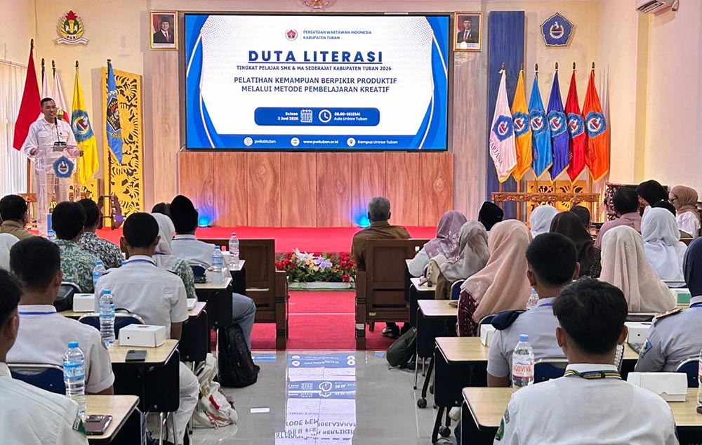 Ketua PWI Kabupaten Tuban, Suwandi, saat memberikan sambutan di hadapan tamu undangan dan peserta Duta Literasi 2026.