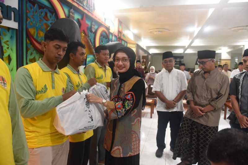 Wali Kota Kediri Vinanda Prameswati saat menyerahkan bingkisan lebaran kepada pahlawan kebersihan. (Ist).
