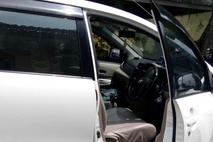 Kondisi kaca mobil usai dipecah pelaku.