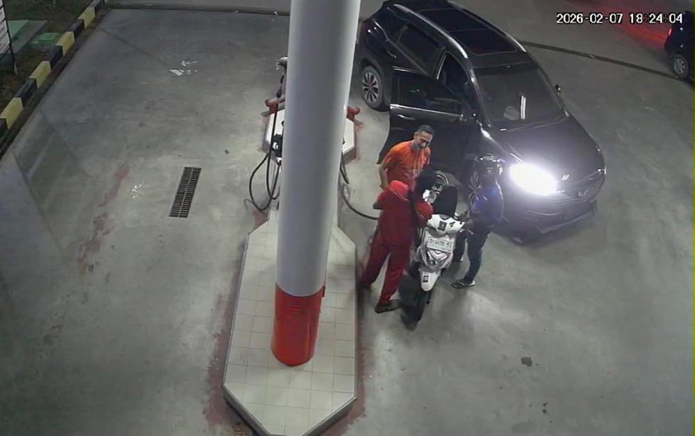 Rekaman CCTV saat oknum ASN Kecamatan Parengan sedang cekcok dengan petugas SPBU sebelum terjadi aksi kekerasan.