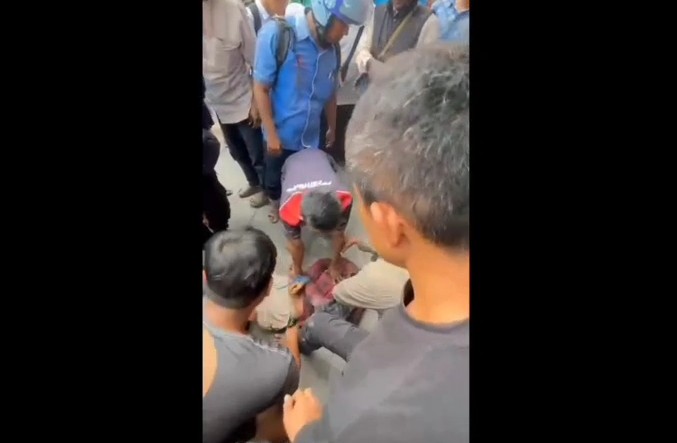 Tangkapan layar video saat warga mengamankan pelaku curanmor