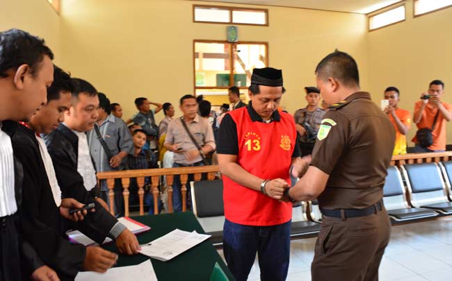Terdakwa Khalilur R Abdullah Syahlawi usai menjalani sidang. foto: hadi prayitno/ BANGSAONLINE
