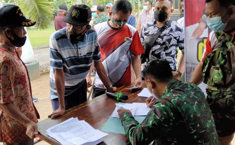 Pelaksanaan vaksinasi di Kodim 0806 Trenggalek. foto: HERMAN/ BANGSAONLINE