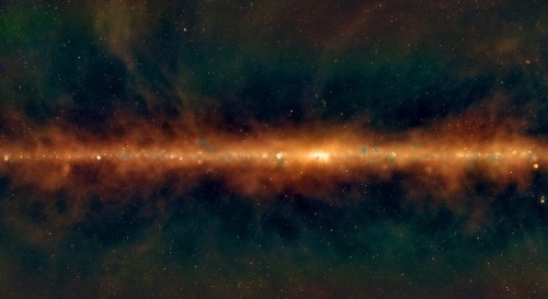 Pemandangan baru Bima Sakti dari Murchison Widefield Array, dengan frekuensi terendah berwarna merah, frekuensi tengah berwarna hijau, dan frekuensi tertinggi berwarna biru. Filamen emas besar menunjukkan medan magnet yang sangat besar, sisa supernova terlihat sebagai gelembung bola kecil, dan daerah pembentukan bintang masif muncul dengan warna biru. [Lubang hitam supermasif di pusat galaksi kita tersembunyi di wilayah putih terang di tengahnya.] Kredit: Dr Natasha Hurley-Walker (ICRAR / Curtin)