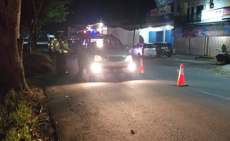 Petugas saat menghentikan salah satu mobil yang hendak keluar wilayah Kabupaten Blitar.
