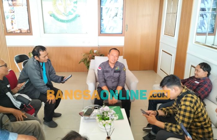 Kasi Intel Kejaksaan Negeri Bangil saat memberi keterangan kepada awak media. Foto: Andy Fachrudin/BANGSAONLINE