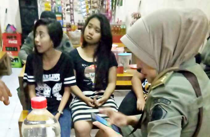 Petugas Satpol PP saat mendata karyawan kafe remang-remang. foto: syuhud almanfaluti/BANGSAONLINE
