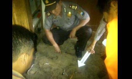 OLAH TKP - Polisi menggelar olah tempat kejadian perkara di rumah korban, kemarin (1/7). foto: soewandito/BANGSAONLINE