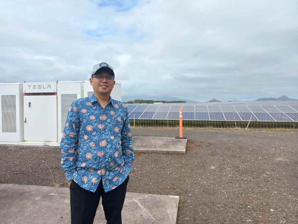 Rony Seto Wibowo saat terjun ke lapangan untuk meneliti metode optimisasi untuk microgrid berbasis energi baru terbarukan (EBT). (Ist)