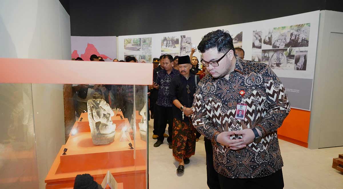 Bupati Kediri saat melihat salah satu koleksi Museum Daerah.
