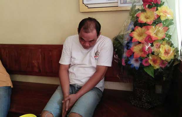 Tersangka Agus saat berada di Unit II Satreskoba Polres Lamongan.

