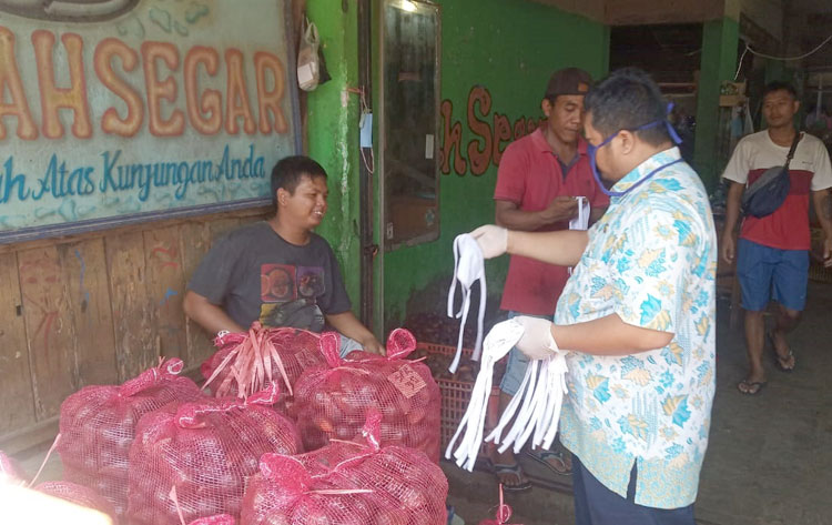 Pemkab Kediri Bagikan 8.000 Masker pada Pedagang Pasar