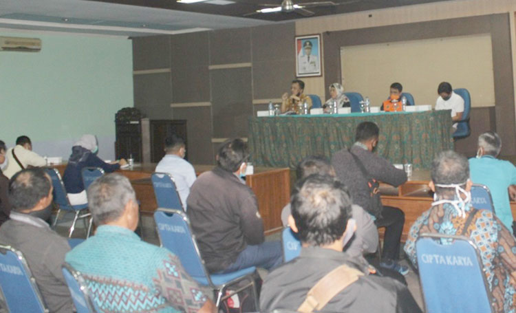Para rekanan pemenang tender di Dinas Sumberdaya Air dan Tata Ruang saat Pra Contraction Meeting (PCM).