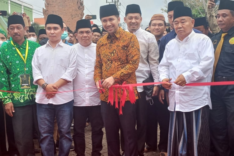 Wagub Jatim, Emil Dardak, saat bersama Kiai Asep dan Gus Barra membuka Bazar pada Kongres Pergunu ke-3.