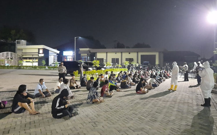 Para pelanggar jam malam yang mayoritas muda mudi dibawa ke Mapolresta Sidoarjo untuk pendataan dan pembinaan, sekaligus rapid test.