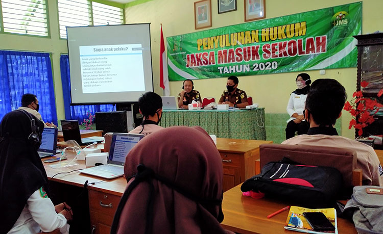 Penyuluhan Program JMS di SMAN 1 Karangan Trenggalek. (foto: HERMAN/ BANGSAONLINE)