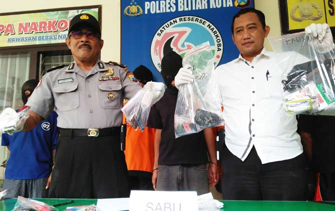 AKP Huwahila menunjukkan barang bukti sabu-sabu.
