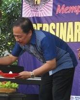 DITETAPKAN TERSANGKA - Kabid PNFI Diknas Sidoarjo, Iskandar Dirgayusa. foto dokumen BangsaOnline