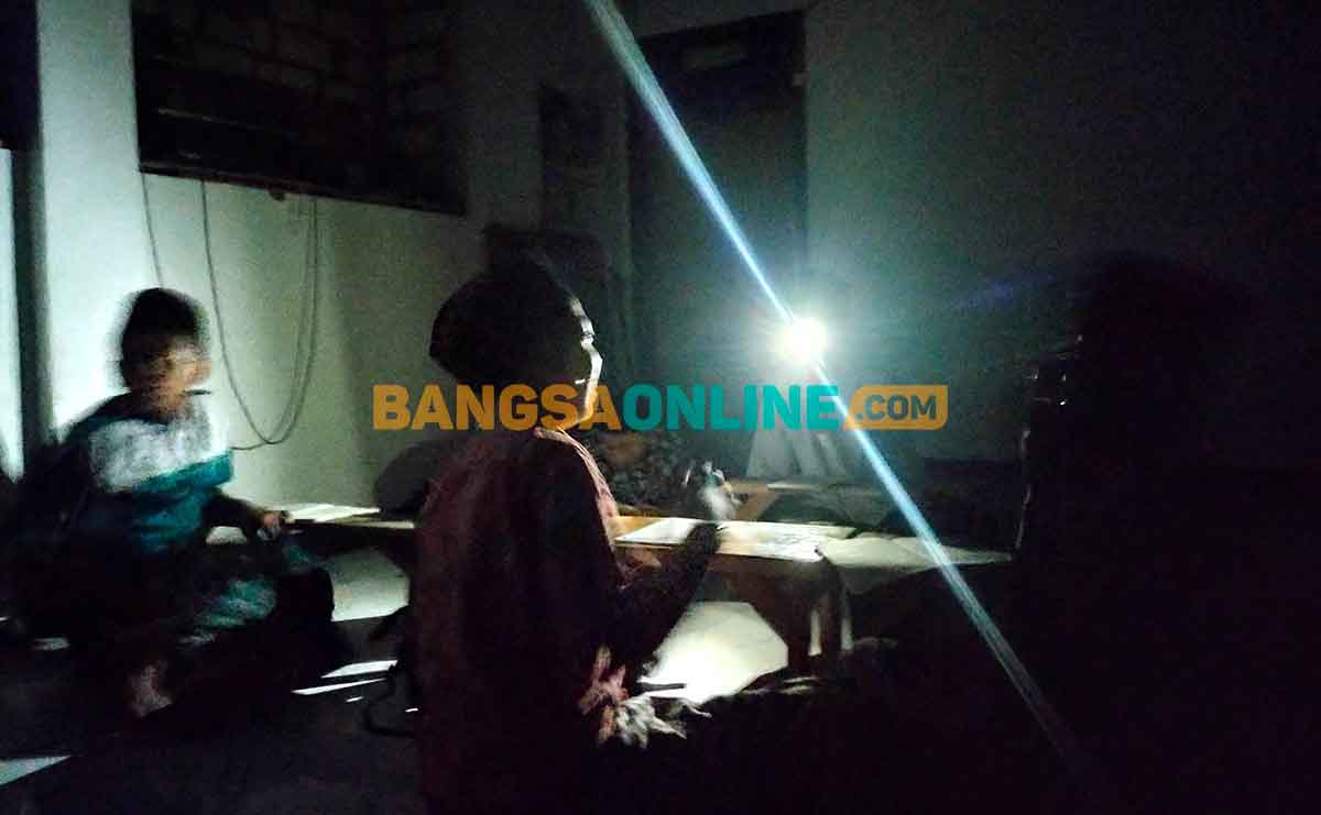 Aktivitas anak-anak yang sedang mengaji terganggu akibat listrik padam di Kecamatan Kanor, Bojonegoro. Foto: EKY NURHADI/BANGSAONLINE