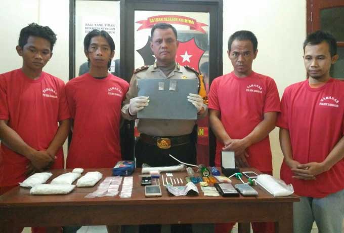 Kapolsek Sawahan saat merilis komplotan pengedar pil koplo.