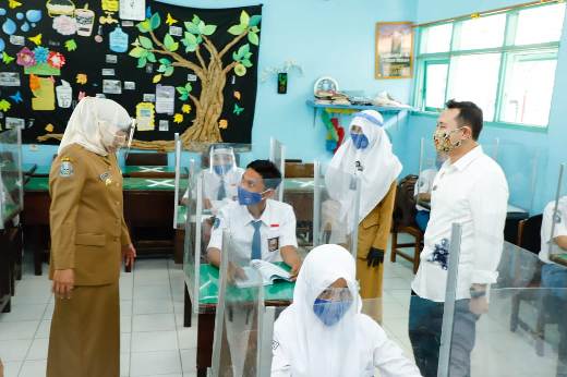 Gubernur Jawa Timur Khofifah Indar Parawansa saat memantau uji coba belajar tatap muka siswa dan guru di salah satu sekolah di Nganjuk, Senin (24/8/2020). foto: ist/ bangsaonline.com 