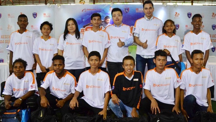 Uni Papua UC Football Ambassador Team Kick Off Press Conference bersama General Manager of UCWeb Indonesia and India, Alibaba Digital Media and Entertainment Group, Damon Xi.
