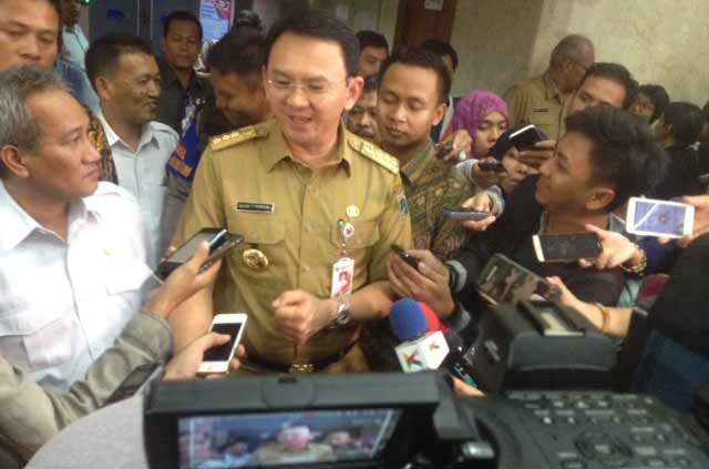 Gubernur DKI Jakarta Ahok, usai melakukan rapat kerja bersama Menko Maritim dan SDM, Mentri LHK, Kementrian KKP, Kemendagri di Gedung BPPT Lantai 4 Jakarta, Senin (18/4). foto: rakisa/ BANGSAONLINE
