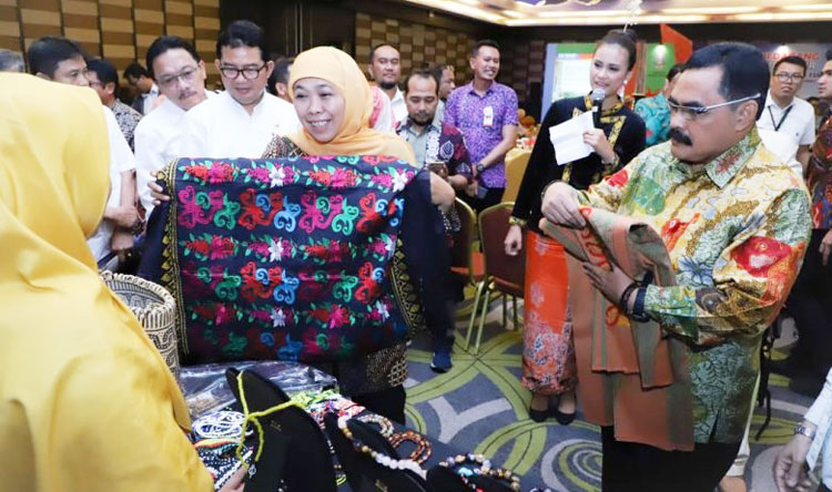 Khofifah saat meninjau booth salah satu pelaku usaha dalam misi dagang yang digelar tahun 2019 lalu.