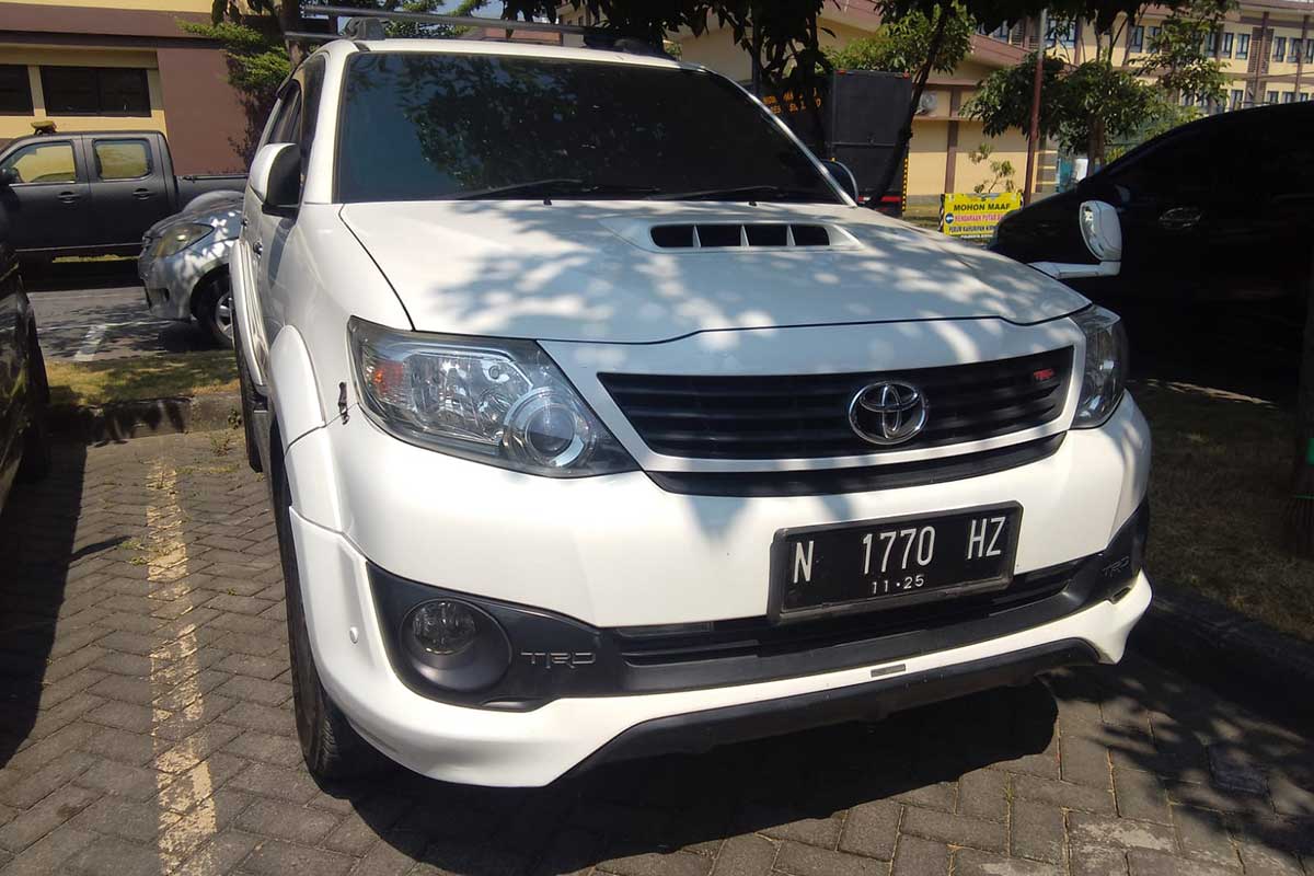 Mobil Toyota Fortuner berwana putih milik Agung Cahyono warga Perum Quality Riverside, Desa Gamping Wetan, Kecamatan Krian.