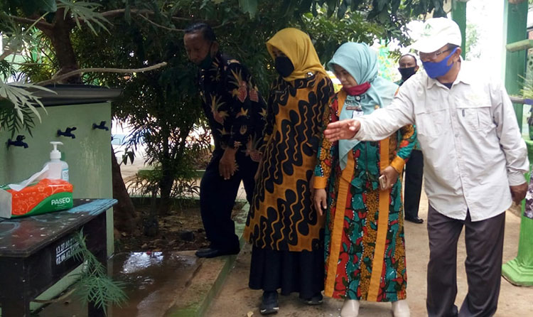 Cegah penularan virus, DLH Sumenep gelar bersih-bersih lingkungan. (foto: ist)