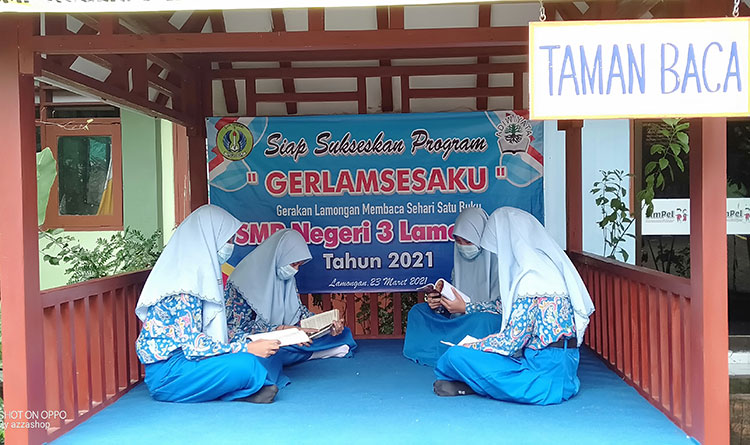 Para siswa saat membaca buku. (foto: ist)