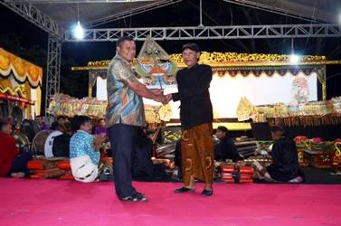 ?

Bupati MKP menyerahkan gunungan kepada dalang Ki Danu Supriadi. Foto:humas