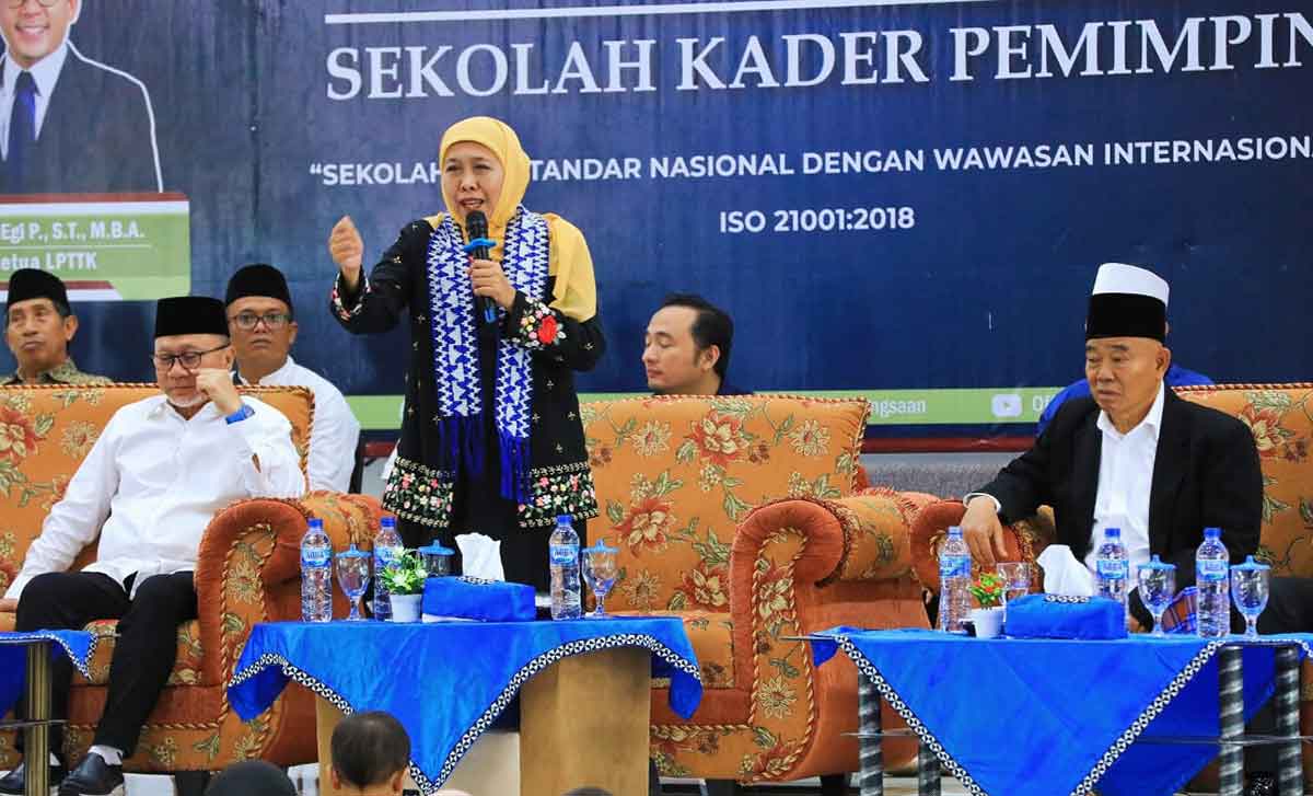 Gubernur Khofifah saat berkunjung ke SMA Kebangsaan Lampung Selatan.