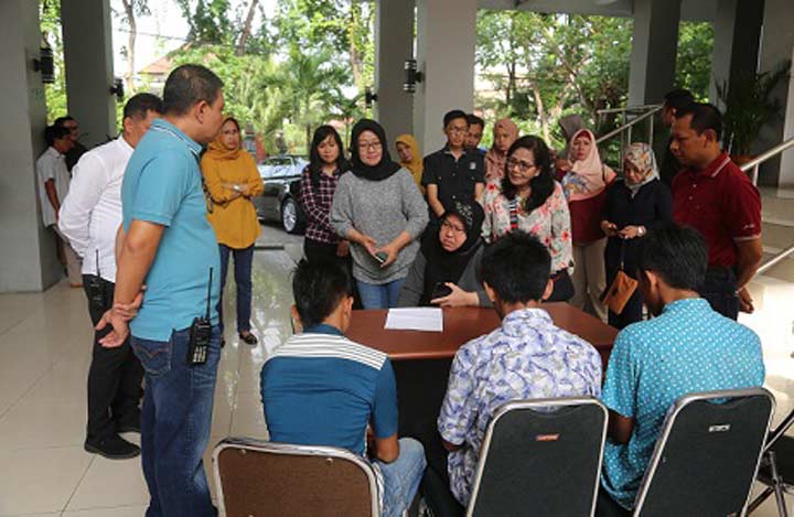 Wali Kota Surabaya Tri Rismaharini memberikan motivasi kepada pelajar yang terjaring yustisi karena miras disaksikan orang tua, pihak sekolah dan pejabat terkait.