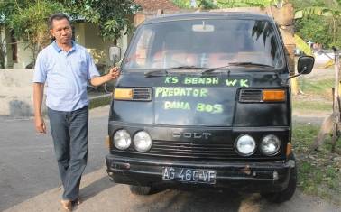 Mobil pikap yang ditulisi kata-kata pedas bentuk protes guru SMPN 4 Nganjuk kepada kasek. foto: soewandito/BANGSAONLINE