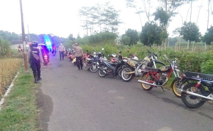 Belasan sepeda motor yang berhasil diamankan dalam razia balap liar oleh jajaran Polres Kediri di Pare. (foto: ist.)