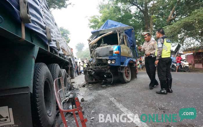 Kondisi bagian depan truk bermuatan beras ringsek dan kaca depannya hancur. foto: RONY SUHARTOMO/ BANGSAONLINE