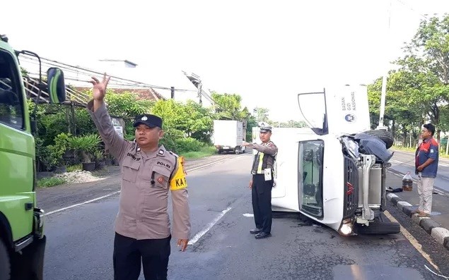 Kondisi mobil bertuliskan SPPG yang terguling sebelum dievakuasi